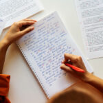 IELTS Bilkent sınavına çalışırken feedback alan öğrenci