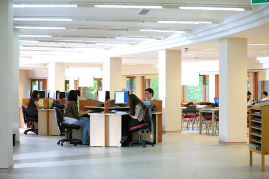 bilkent üniverstiesi kütüphanesinde ielts çalışan öğrenciler